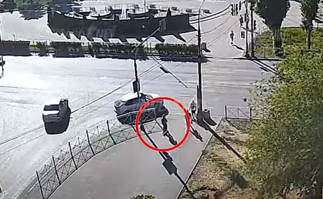 Самокатчик попал под колеса машины в Волжском 
