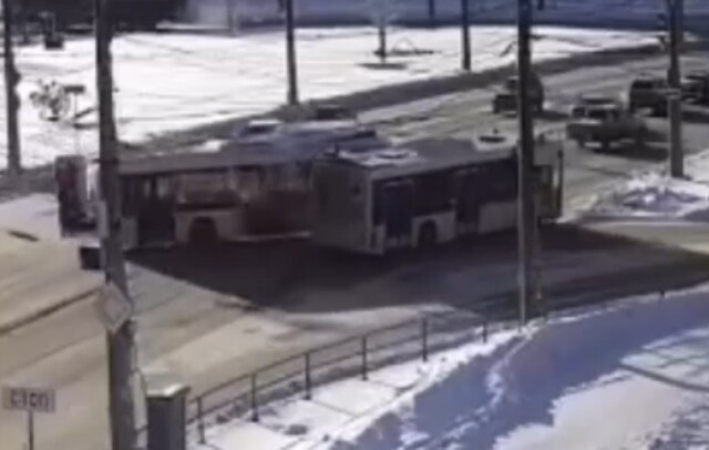 Два автобуса не разъехались на Московском шоссе в Самаре
