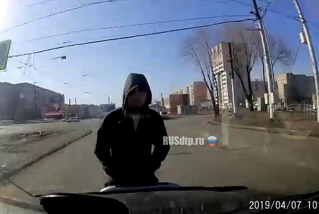В Магнитогорске пьяный пешеход попал под колеса автомобиля. ВИДЕО