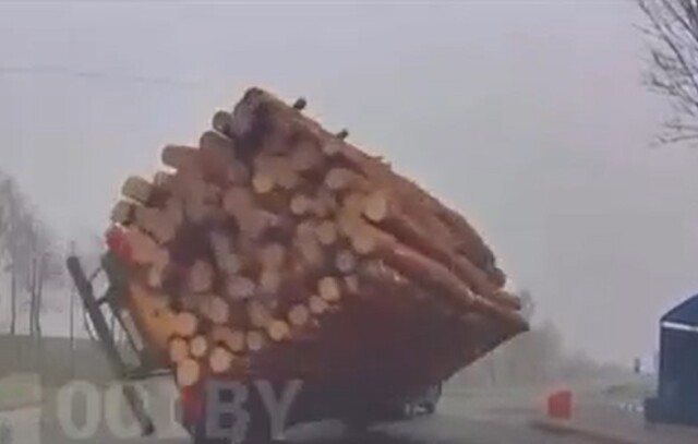 В Белоруссии прицеп лесовоза опрокинулся и разнес остановку 