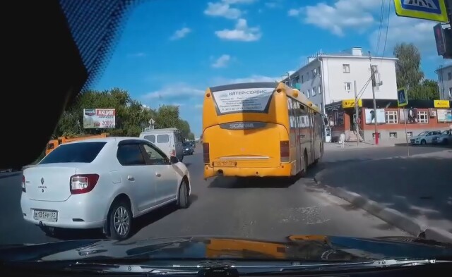 Авария на перекрестке в Муроме: оба водителя не заметили столкновения и уехали 