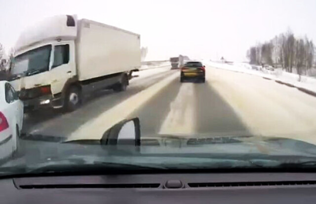 «Начало бросать из стороны в сторону»: видеорегистратор запечатлел момент гибели семьи в Калужской области 