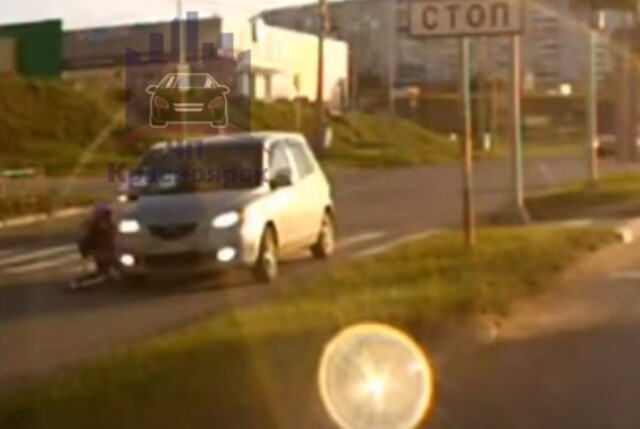 В Красноярске легковой автомобиль сбил ребенка на электросамокате