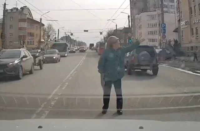 В Кирове женщина переходила дорогу в неположенном месте и едва не попала под машину 