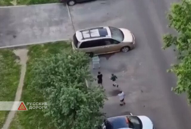 В Москве дети разбили припаркованную машину тележкой из супермаркета