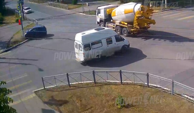 ДТП в Волжском: водитель пытался уйти от столкновения с бетономешалкой и врезался в светофор 
