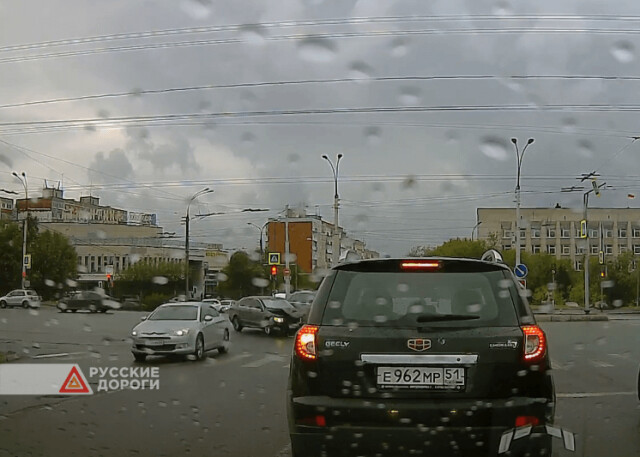 Два автомобиля столкнулись на Кольском проспекте в Мурманске