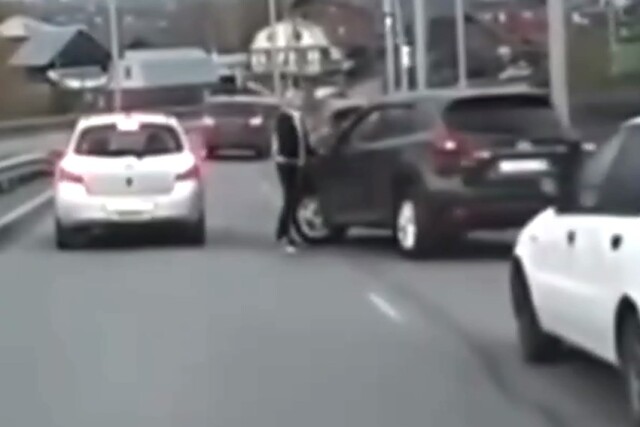 Дорожный конфликт в Томске: женщина с битой напала на водителя 