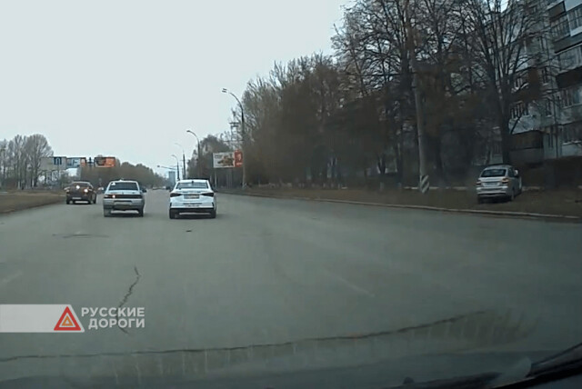 Две «Лады» столкнулись на Московском проспекте в Тольятти 