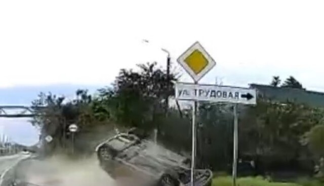 Автомобиль перевернулся в результате ДТП на Кубани