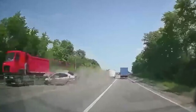 Авария в Подмосковье: водитель грузовика не увидел легковушку и вытолкнул её на разделительное ограждение 