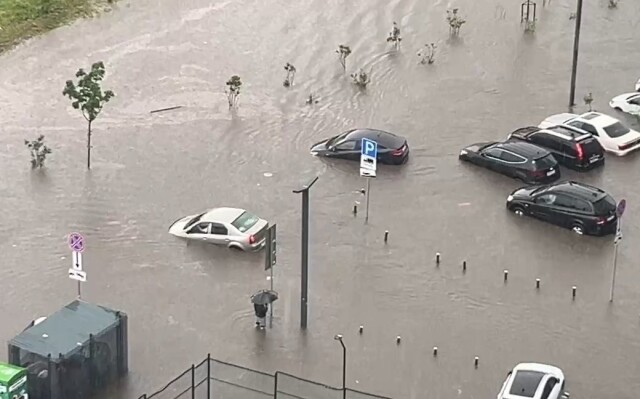 Потоп в Подмосковье: сильный ливень смывал автомобили с дороги 