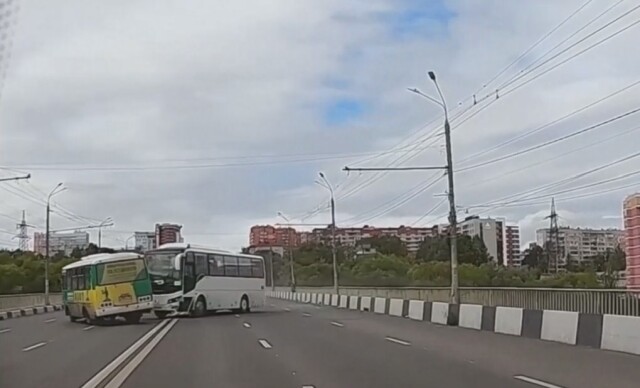 В Нижнем Новгороде автобус без водителя едва не упал с моста 