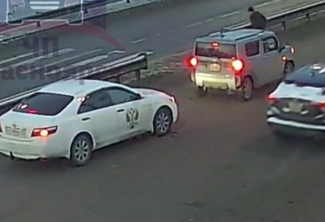 «Не успел затормозить»: два автомобиля столкнулись перед пешеходным переходом в Красноярске 