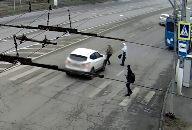 Автомобиль сбил женщину на пешеходном переходе в Волгограде