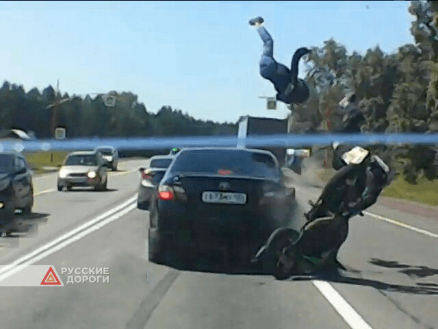 Байкер и его пассажирка пострадали при падении с мотоцикла в Красноярском крае