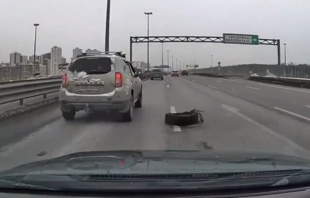 Кто-то потерял колесо на внешней стороне КАД в Петербурге