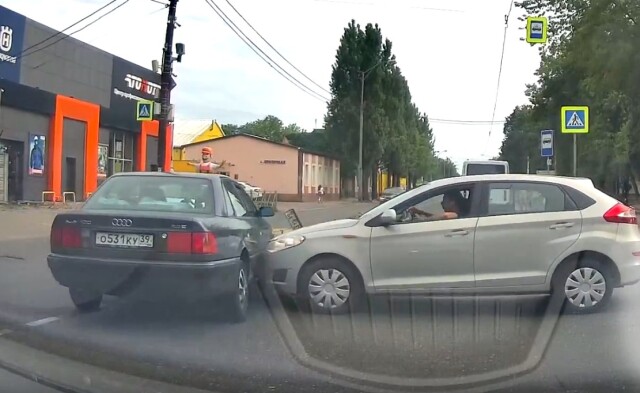 В Калининграде водитель хэтчбека не посмотрел по сторонам и попал в ДТП