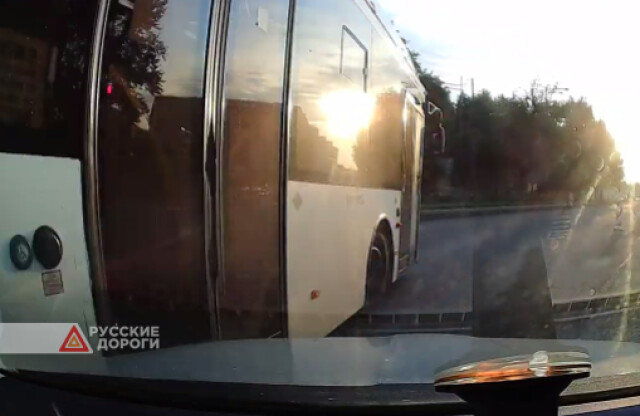 В Петербурге автобус притёр легковушку и уехал с места происшествия