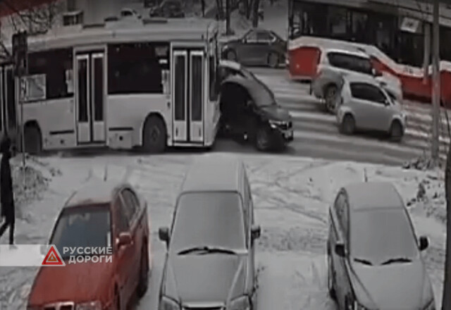 Легковой автомобиль столкнулся с автобусом в Новосибирске