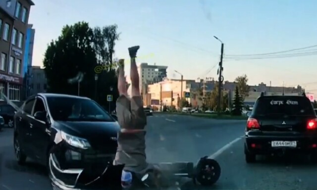В Чебоксарах пьяный самокатчик в летел Kia Rio под управлением женщины