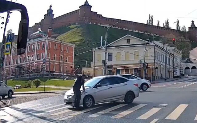 «Поднялся и пошел»: автомобиль сбил пешехода в Нижнем Новгороде