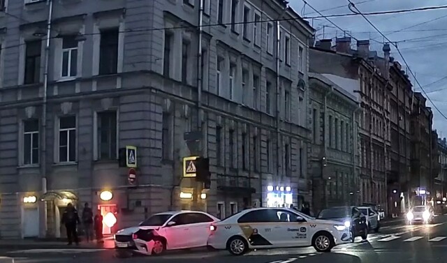 Авария на перекрестке в Петербурге: водитель белого седана подбил такси 