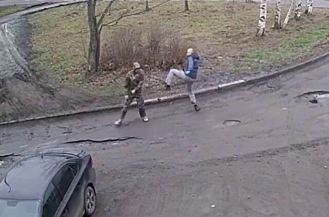 В Петрозаводске камера запечатлела драку между водителем и пешеходом