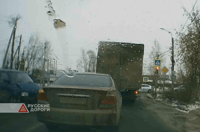 Микроавтобус занесло на повороте в Иванове