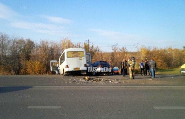 Автобус столкнулся с легковым автомобилем в Новоалтайске. Один человек погиб 