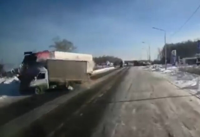 На Урале водитель «Газели» при повороте столкнулся с двумя большегрузами