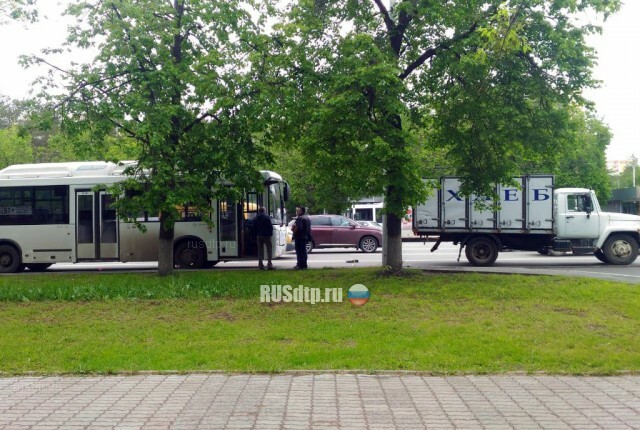 В Уфе в ДТП с участием автобуса и хлебного фургона пострадали три человека 