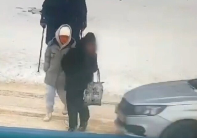 В Омске школьница попала под колеса легкового автомобиля