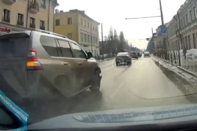 Водитель внедорожника скрылся с места ДТП в Казани 