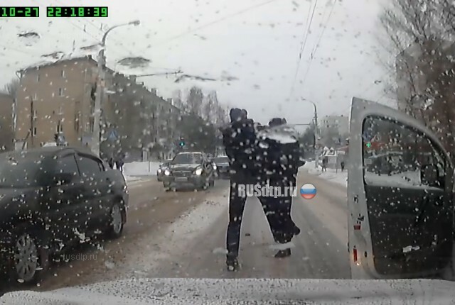 В Костроме двое водителей подрались посреди дороги