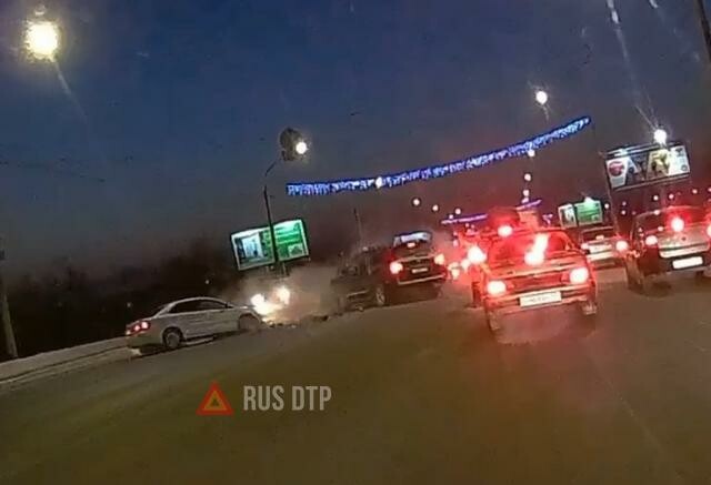 ДТП на Ленинградском мосту в Омске