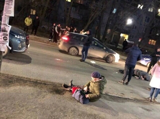 «Пешеходов разбросало по дороге»: в Нижнем Новгороде автомобиль проехал на красный и сбил трёх человек 