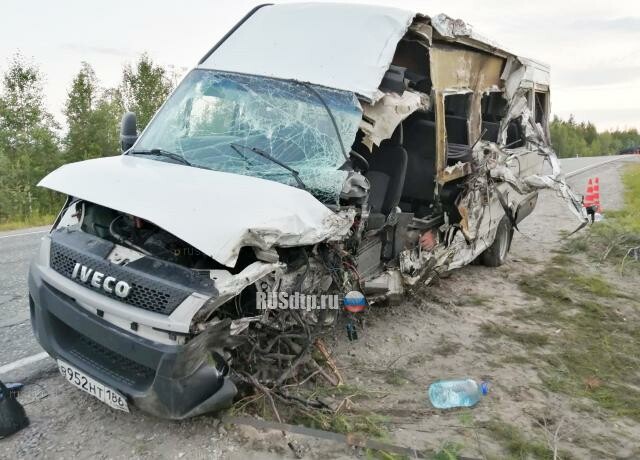 Автобус и грузовик столкнулись на трассе «Сургут — Салехард» 