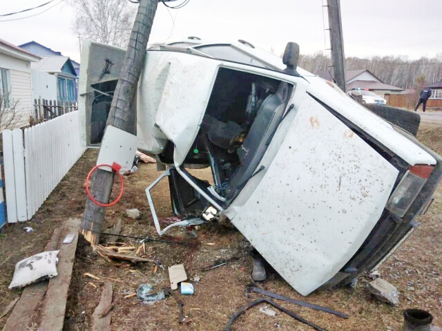 В Красноярском крае «Лада» под управлением пьяного водителя врезалась в столб: погибла пассажирка 
