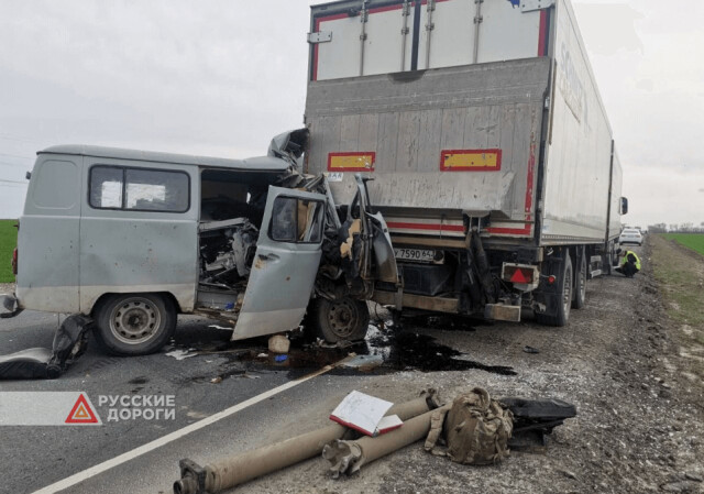 УАЗ столкнулся с фурой в Саратовской области 