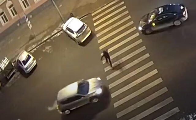 В Вологде пешеход пытался перебежать дорогу и попал под машину