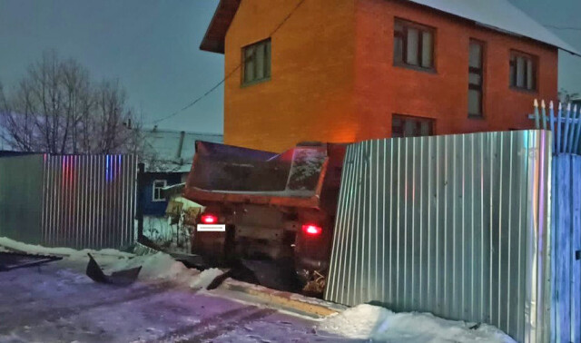 КАМАЗ сбил женщину на тротуаре в Оренбурге 