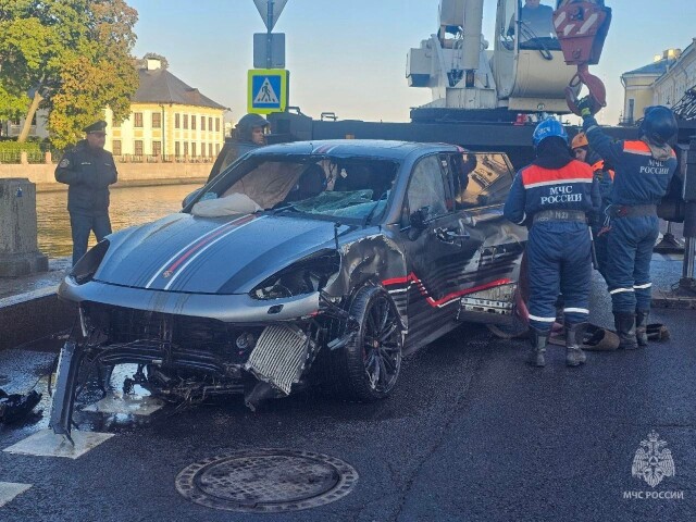 В Петербурге Porsche Cayenne под управлением пьяного водителя улетел в Фонтанку 