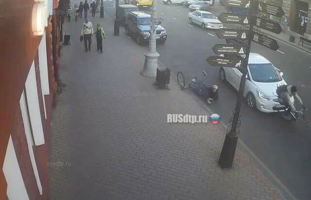В Иркутске после дорожного конфликта водитель автомобиля сбил двоих велосипедистов. Видео