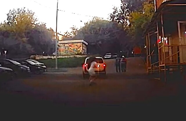 В Иркутске пьяный водитель сбил 16-летнюю девушку и повредил припаркованную машину 