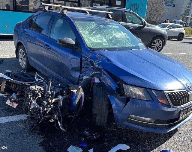 Мотоциклист погиб в ДТП на улице Коммуны в Санкт-Петербурге 