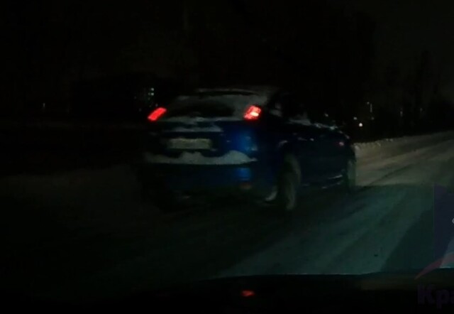 Автомобиль развернуло на колее на Енисейском тракте в Красноярске