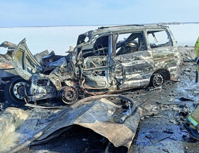 В огненном ДТП в Омской области погибли четверо взрослых и ребенок 