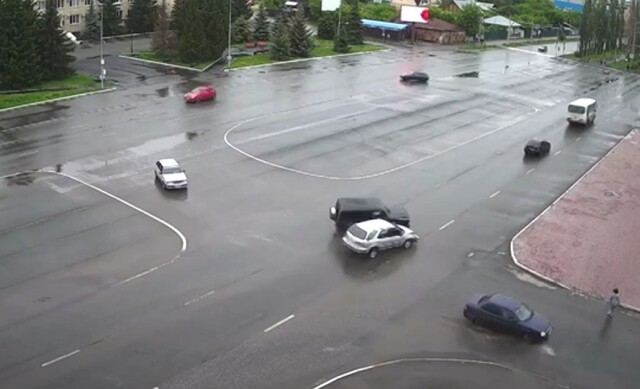 Lexus протаранил Mercedes-Benz возле мэрии Шадринска 