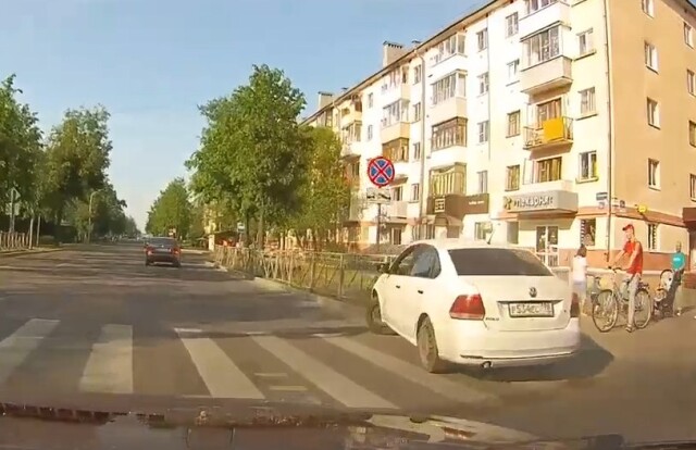 ДТП в Новгороде: спешащий водитель не заметил ограждение 